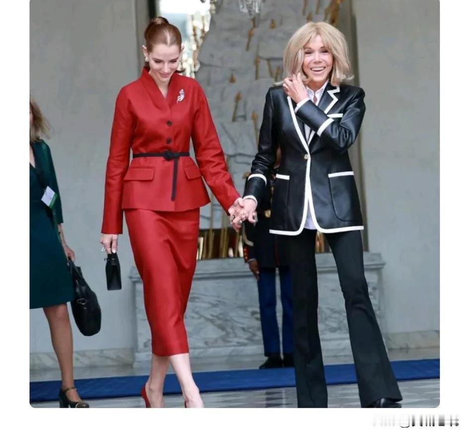 世界最年长的第一夫人和世界最年轻的第一夫人同框了。当地时间5月8日，法国总统马