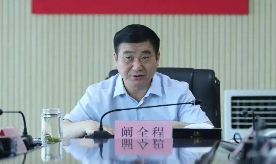 刚刚落马的阚全程的职业经历始终是围绕着“郑州大学第一附属医院”，2001年阚全程