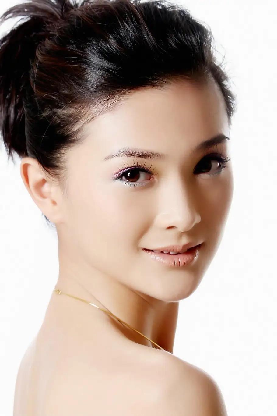 法治进行时报道了一起案件，某公司董事长与明星女友交易，结果双双被刑拘！事情是