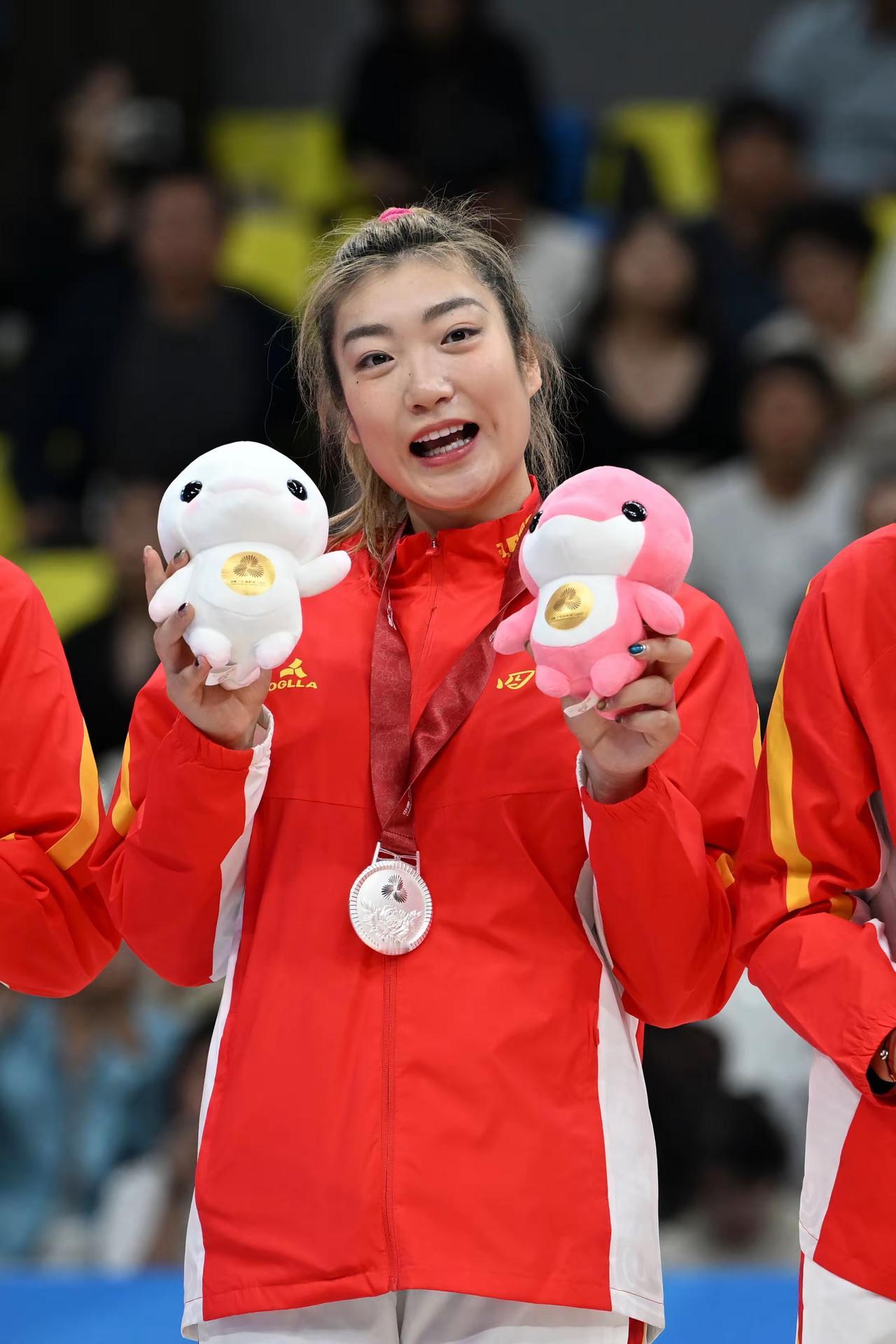 李梦说：“希望每位女篮球员都成为她最好的自己！”这是我昨天在抖音刷到的一个采