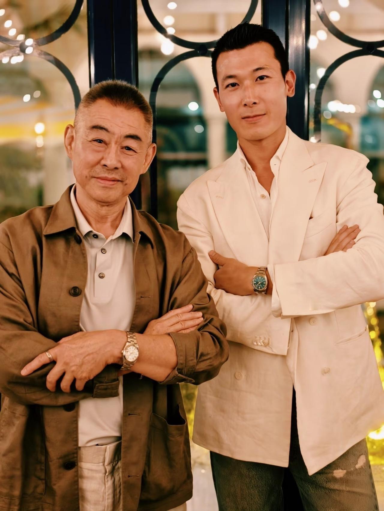 朱珠和爸爸长得真像，爸爸这两颗梨涡也完美遗传给了女儿，又遗给了孙女王珠宝，