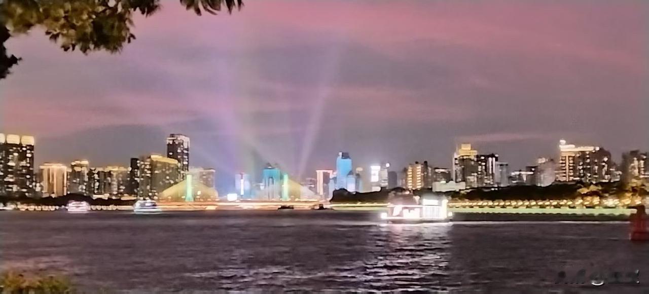 华灯初上，珠江的水波里藏着整个城市的温柔。晚风裹着微凉掠过堤岸，广州塔的流光