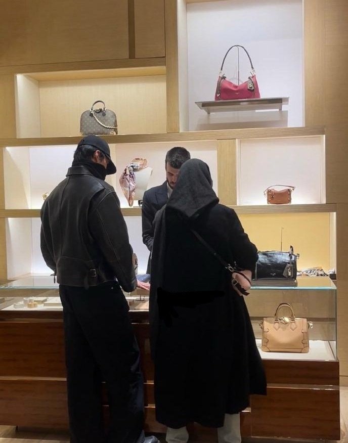 金宇彬申敏儿现身西班牙巴塞罗那，两人打扮时尚，十分低调，度蜜月的两人好甜蜜。