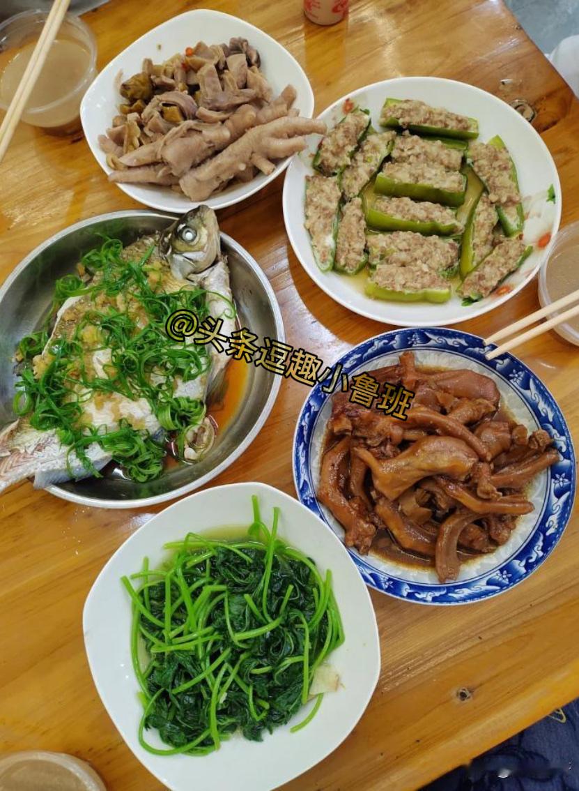 八个大人带着一个小朋友围坐一桌，就端上这桌菜你们觉得能管饱吗