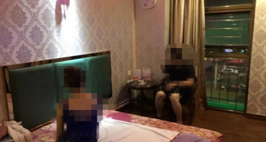 一名男子夜间路过当地一家看似普通正规的足浴店，一时心生杂念，没能守住本心。原本只