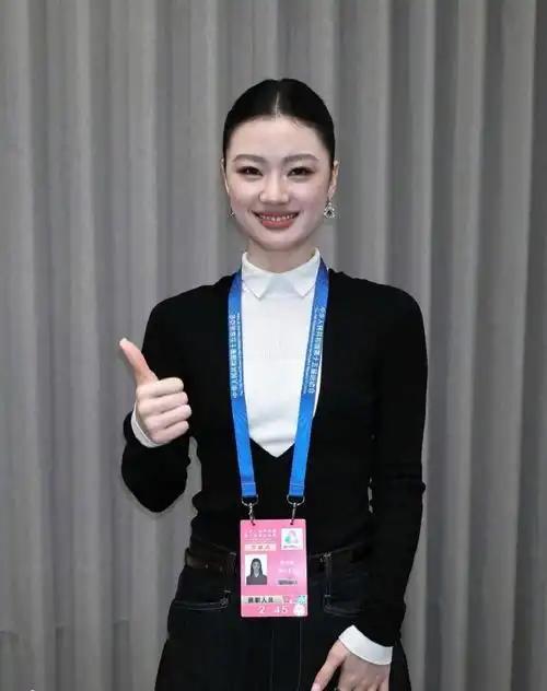 歌手单依纯在第十五届全运会开幕式的幕后工作照首次曝光，展现她亲和真实的一面。