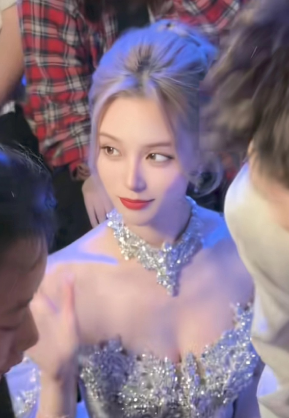 美成啥了，徐艺洋单拎出来就很美，但放人堆更美了，顶美像雕塑