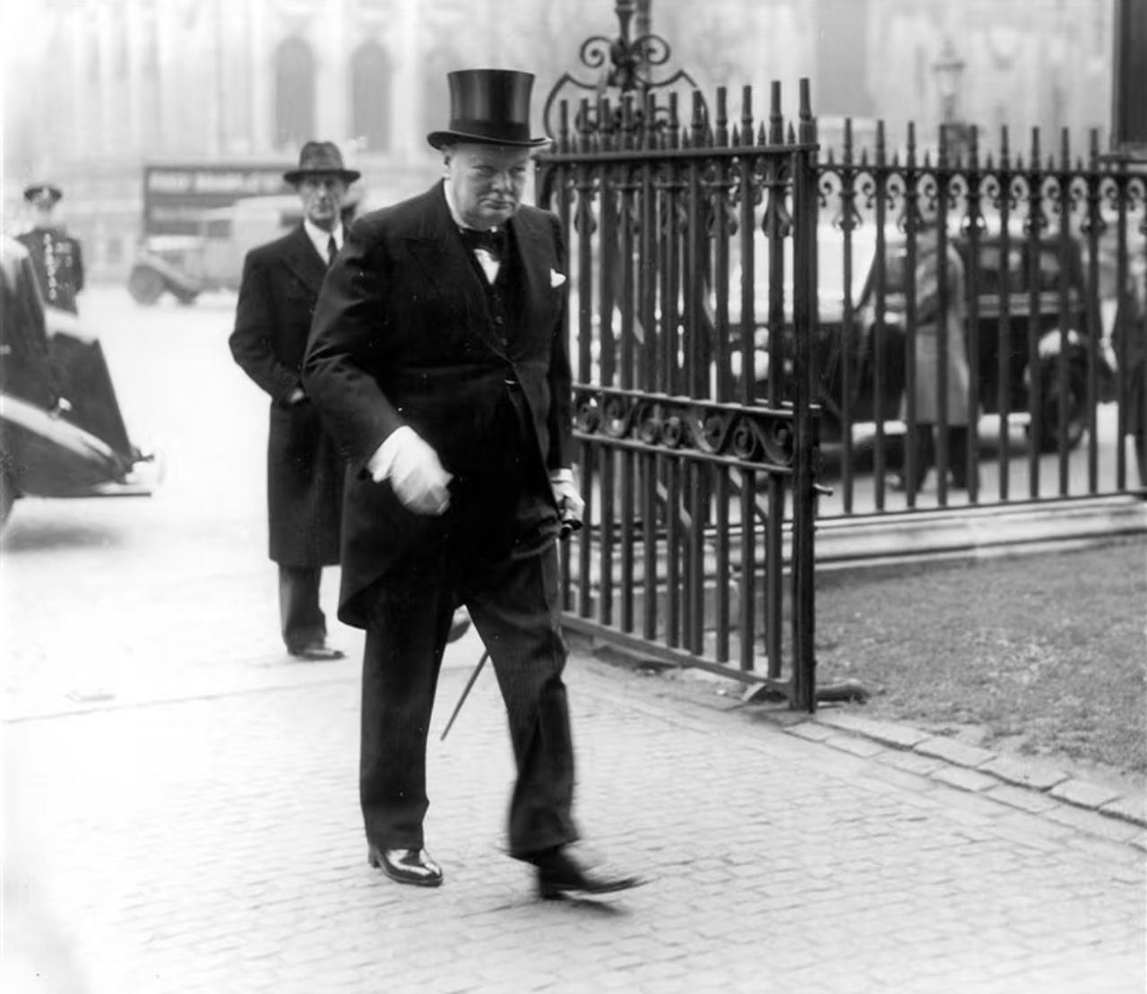 没想到带领英国扛过二战的铁血首相丘吉尔，1940年刚上台时，竟被半个内阁骂成“没