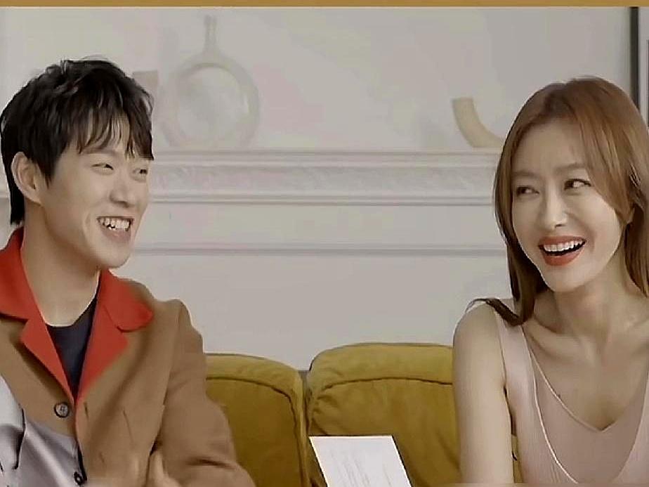 全网都以为秦岚魏大勋分了，其实他俩谈了四年。尖叫之夜座位隔老远全程零互动，