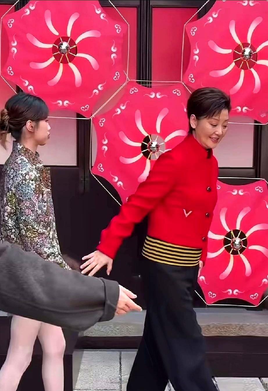 19岁女孩把妈妈手甩开镜头里，徐朵侧身避开了徐帆伸来的手。全网立刻炸锅：养