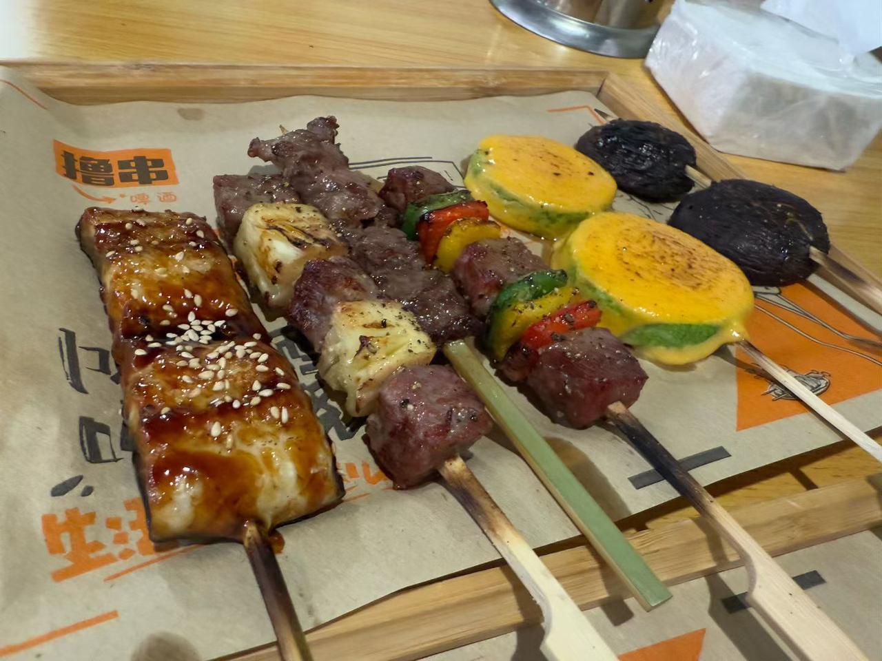 今天的风好大，下楼走两步，鼻子尖儿都冻得发麻，可是跟闺蜜约好的去撸串。一推门，烤