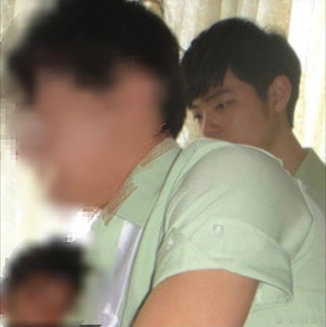 竟还能看到大学时期表演的战战新图！这侧颜好好看啊战战随学校语言艺术团去北京演