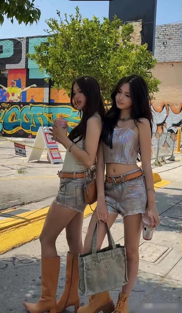 16岁考拉发了张对镜精修自拍。自己捂得严实护隐私，背景里正在上厕所的17岁