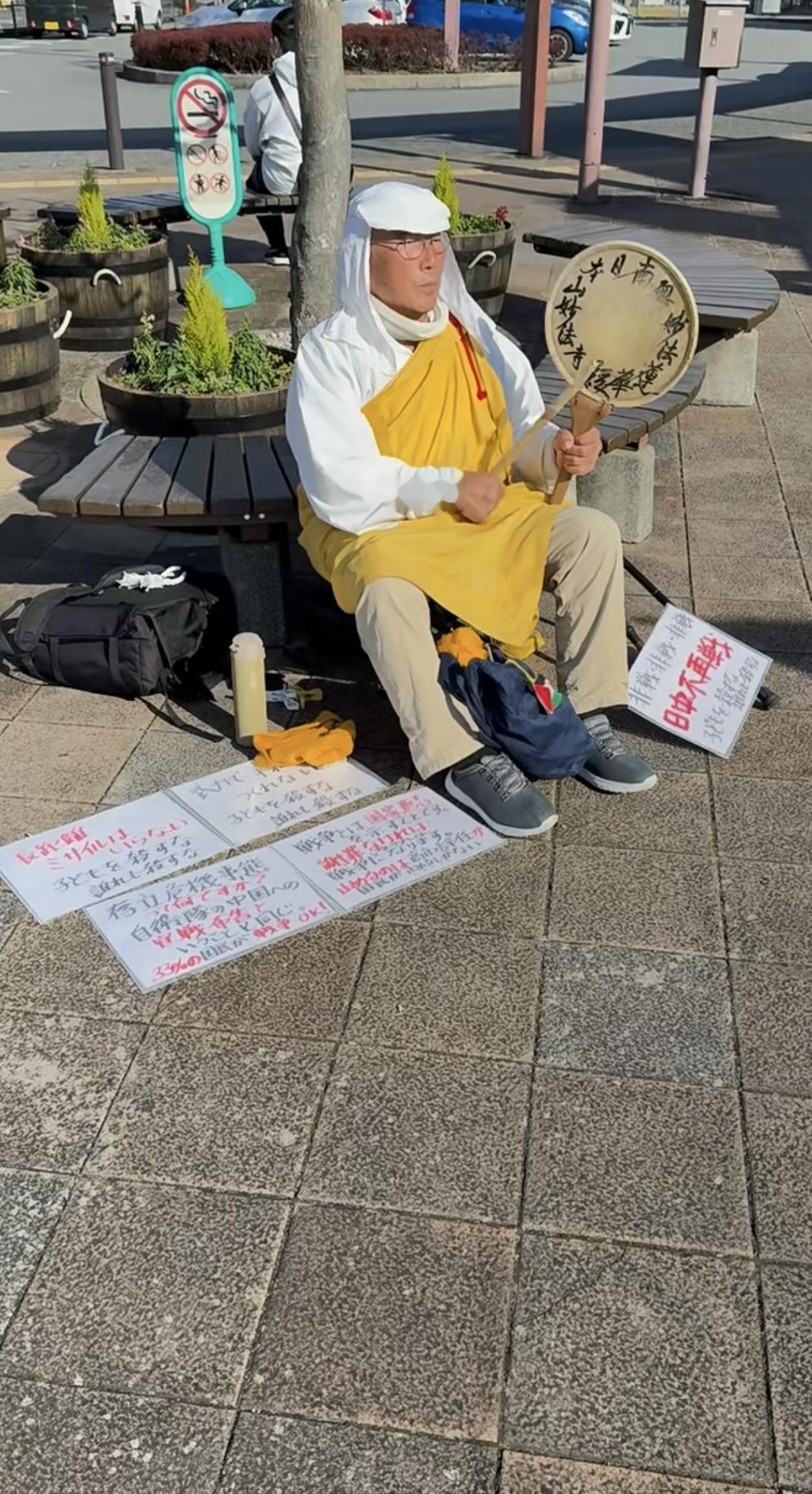 无论如何，还是要给日本街头的这位老兄点个赞。好像是寺庙僧人吧？