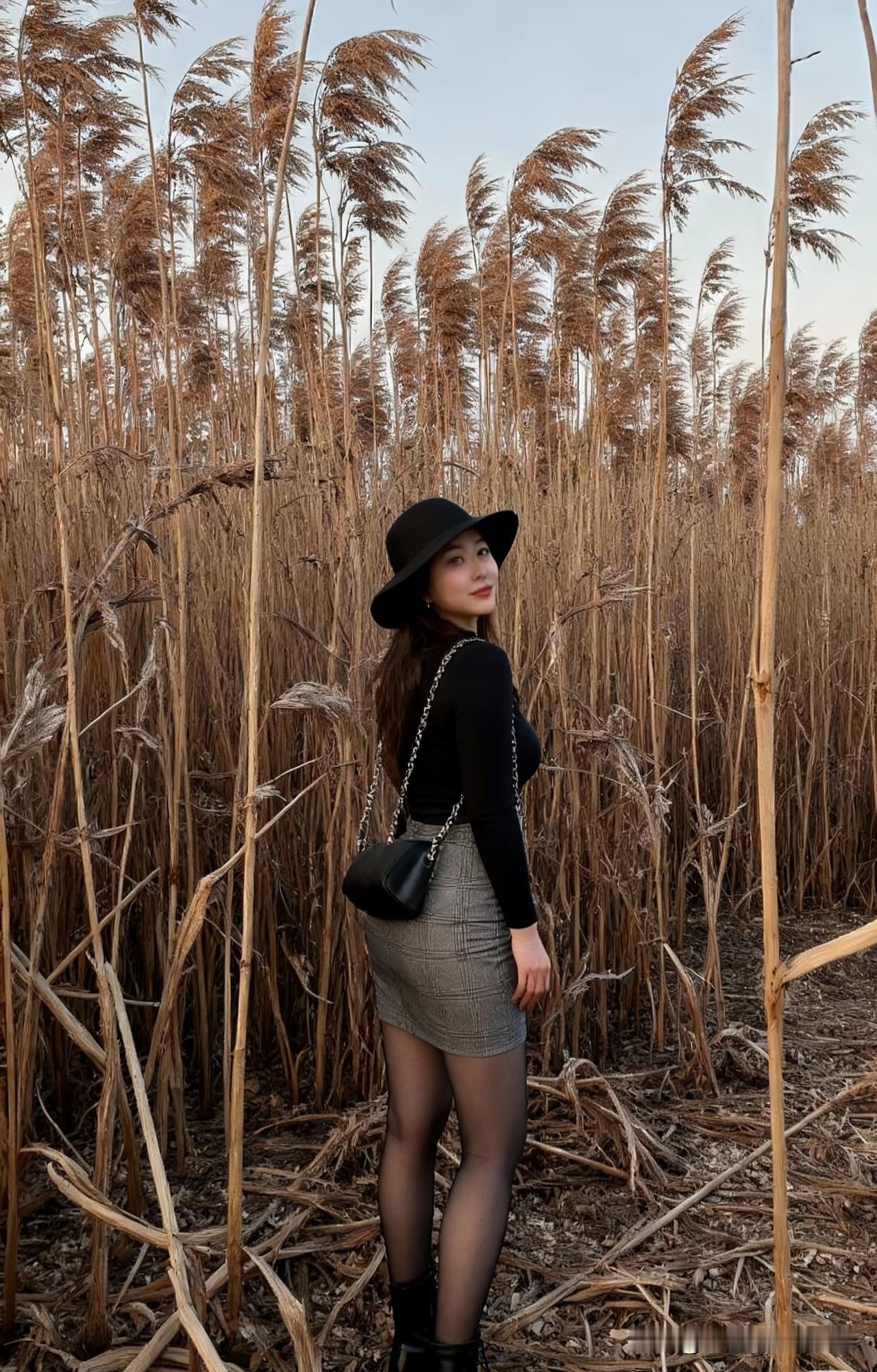 芦苇荡青青的芦苇你红红的嘴春风吹动滹沱河的水又到冬日芦花金黄知己仍是