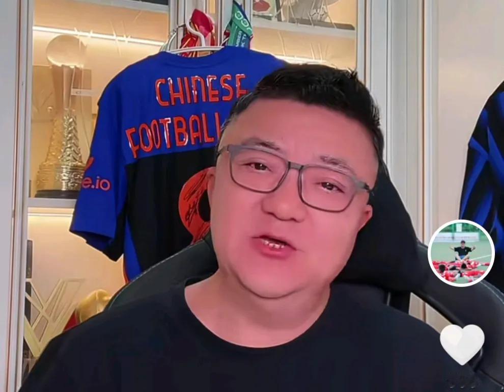 媒体人董路爆了一个料。他在直播时透露，当年他因为在国足的比赛中拍到了几张关键的