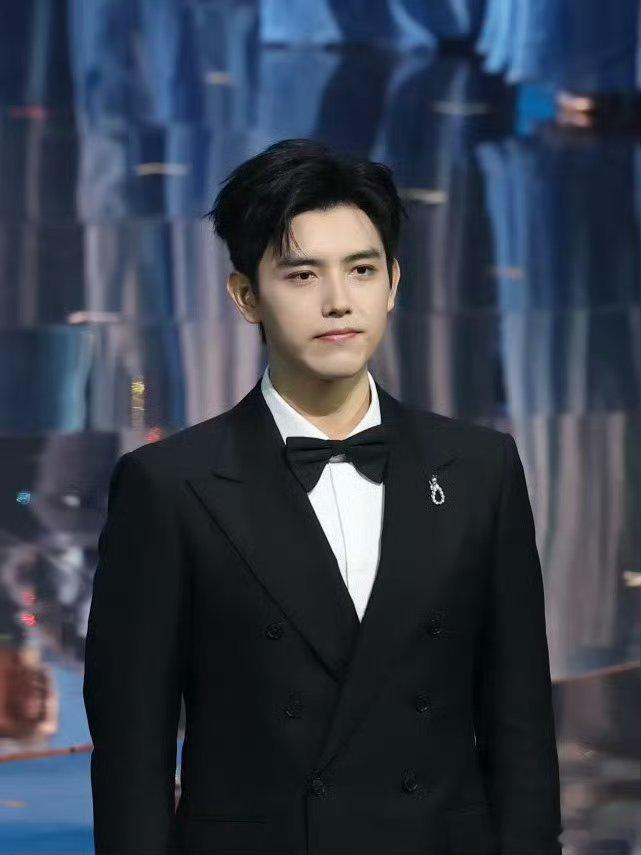 陈飞宇主持金鸡奖开幕式饭拍照🈶好周正的帅哥哇！西装好笔挺