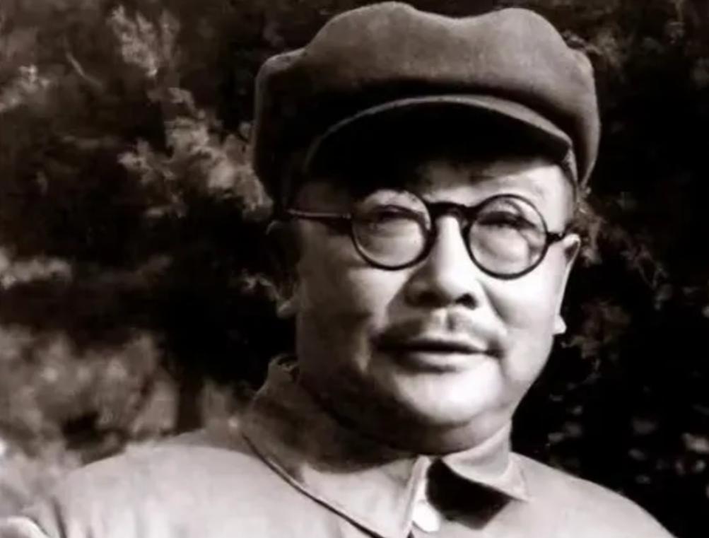 1957年10月25日,李克农吃完午餐后,自感头昏,便想出去透透空气,刚迈出门槛