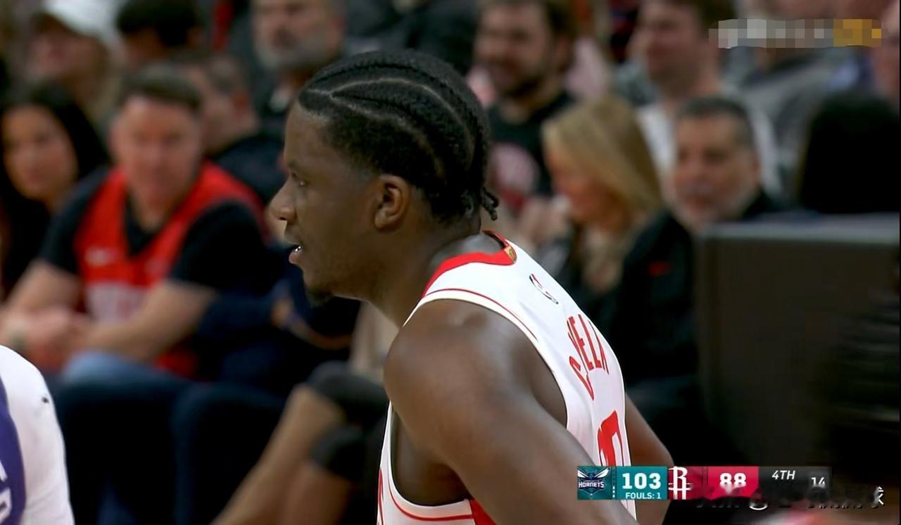 我强烈建议火箭中锋卡佩拉主动和球队达成买断协议！在今天火箭主场以99：109不敌