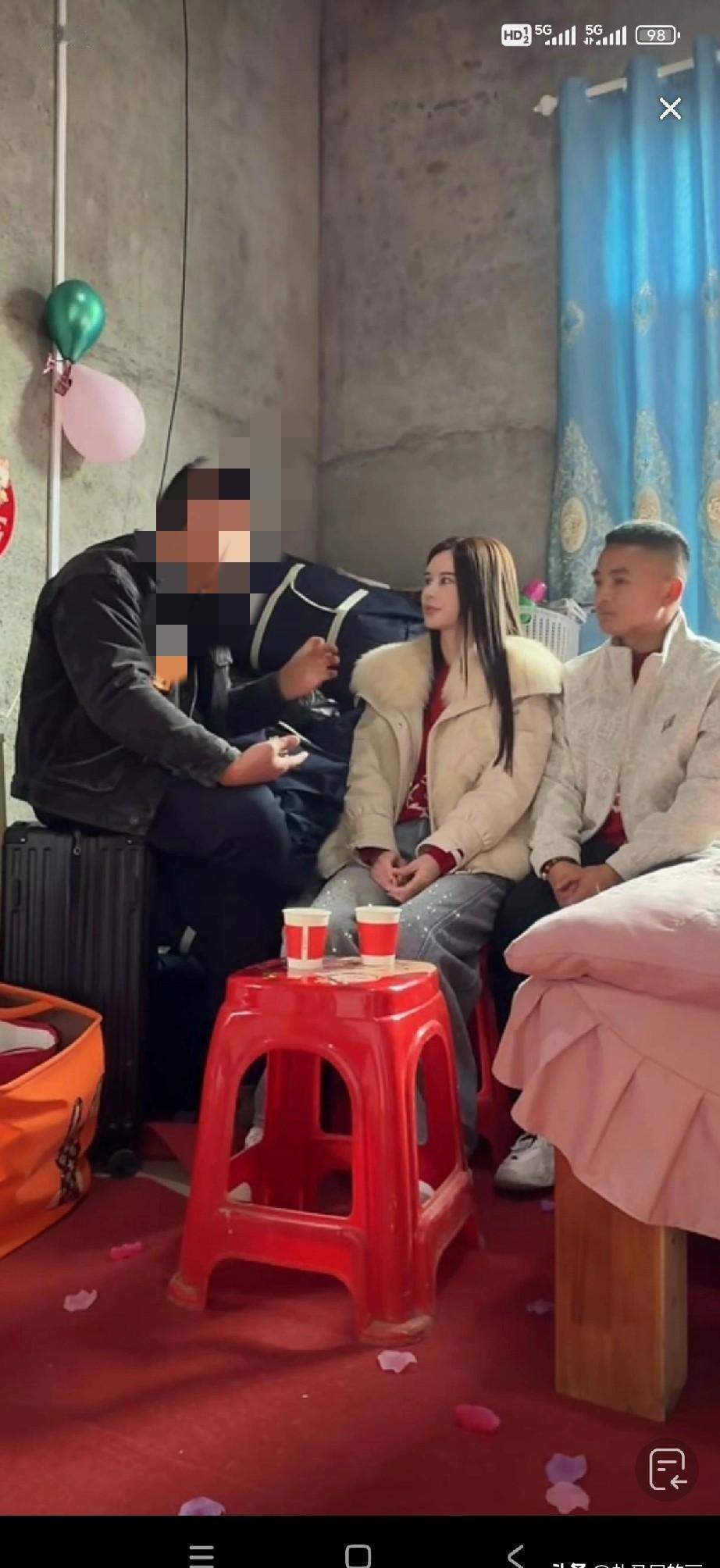 网红阿豪订婚，8万人涌入直播间，看的不是新娘的脸，也不是所谓的排场，而是那个穷得