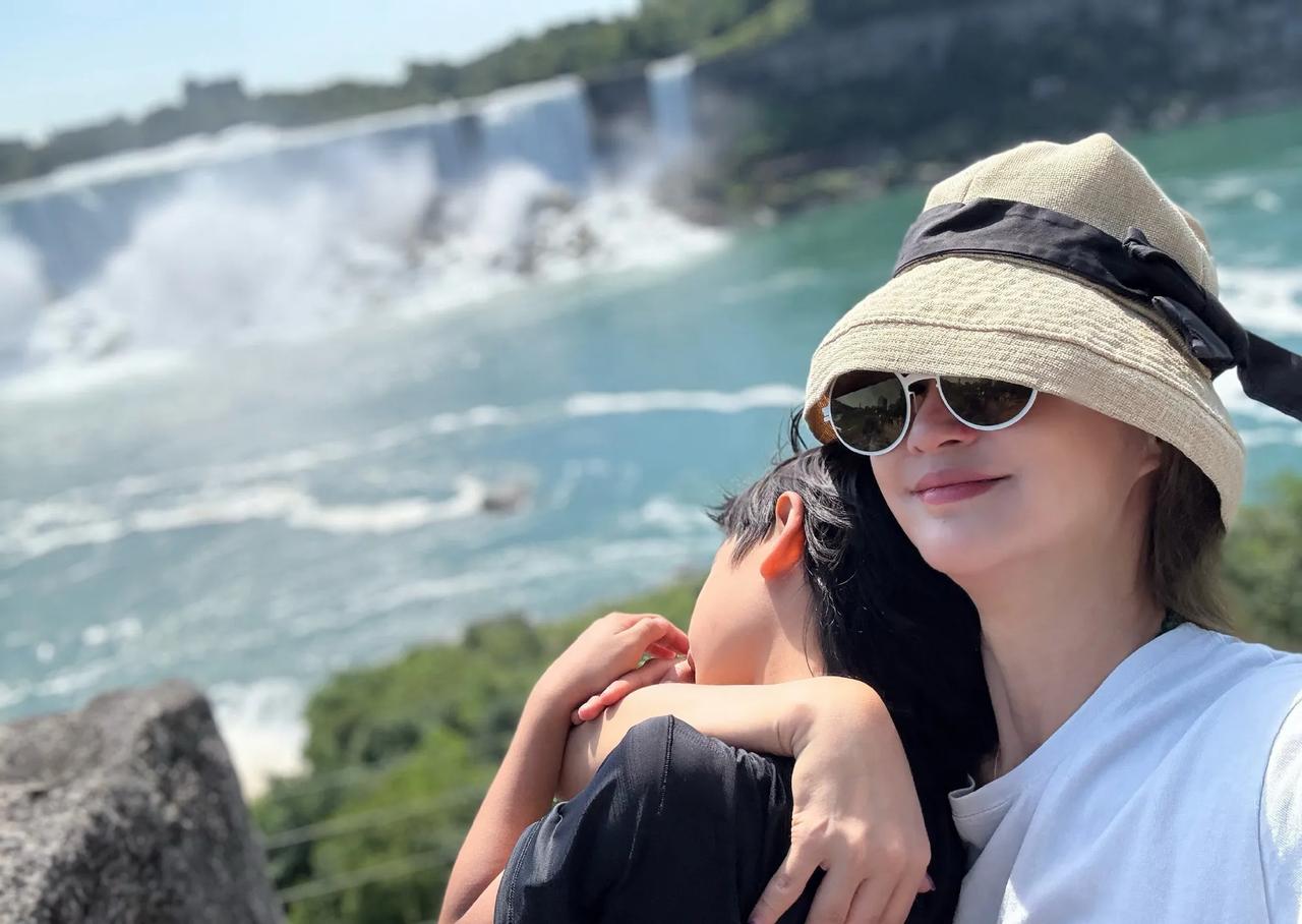 演员张歆艺独自一人带着孩子外出旅行，并且晒出照片隔空向丈夫袁弘喊话：“请爸爸安心
