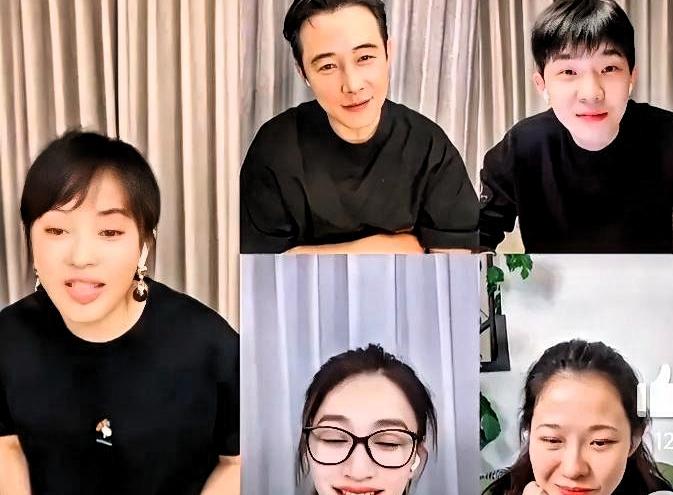 孙俪跟李小冉怎么熟的？一个字：莽。飞机上。她俩坐一块儿，认识但没那么熟。李小