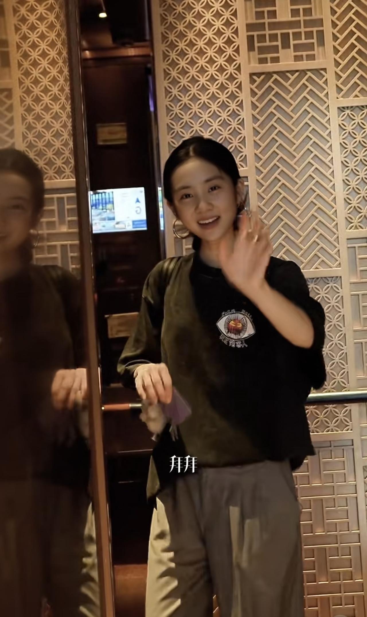 黄磊女儿多多近照曝光，回国过暑假帮爸爸工作室设计海报，变化好大。7月19日，