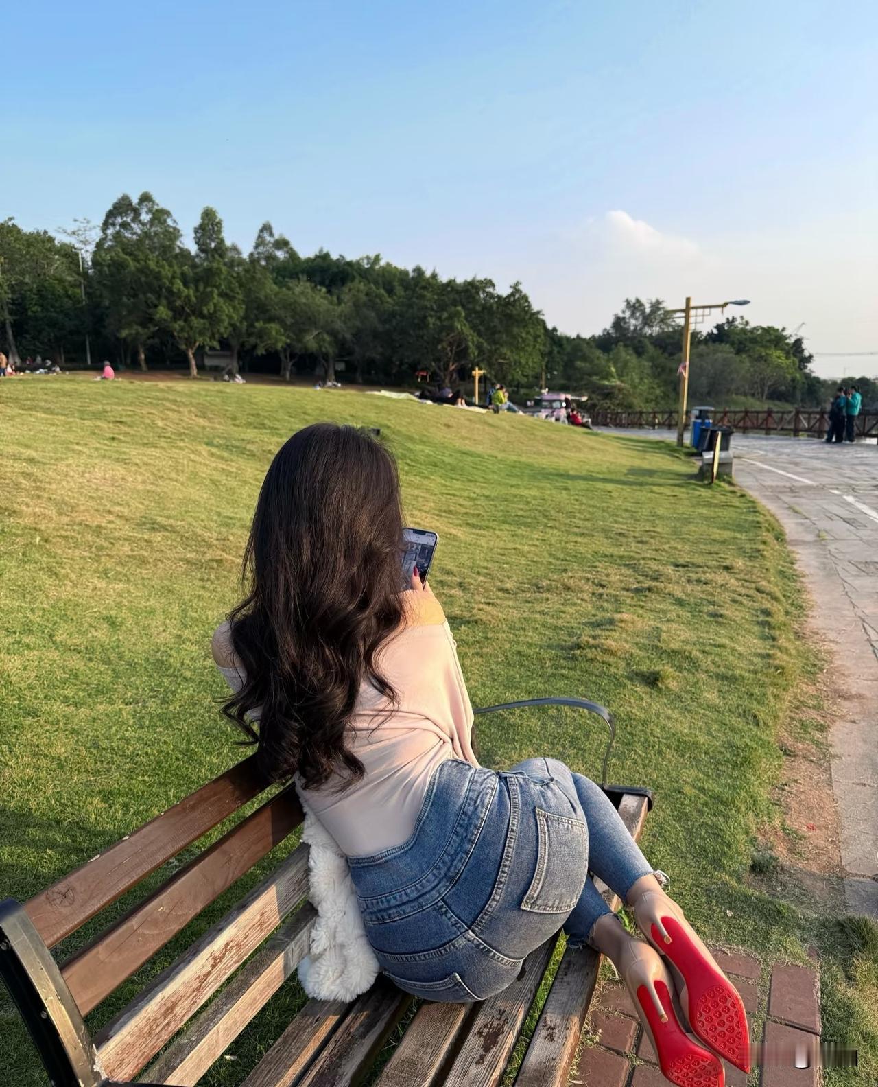 你心中的美女啥模样牛仔裤美女，