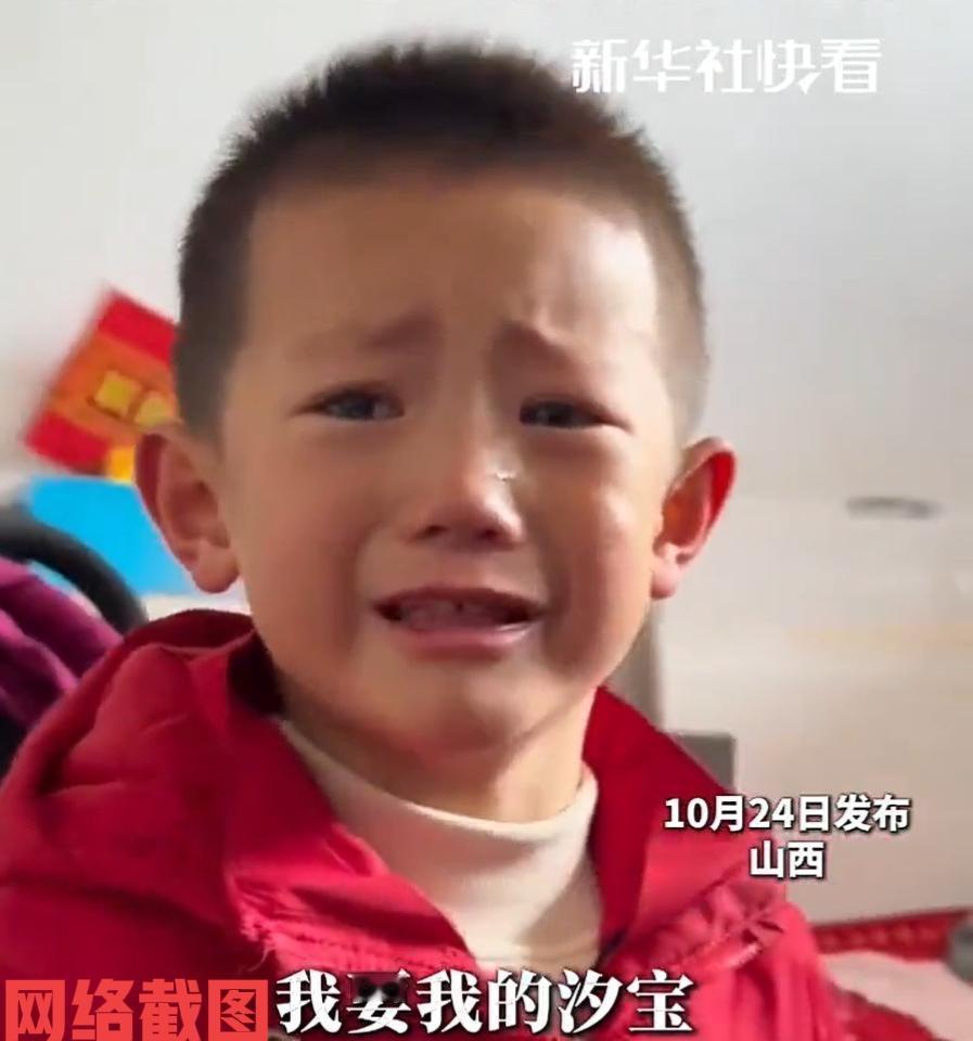 山西有四岁男孩回家后看妹妹。没有想到这位小哥哥突然哭了，这让妈妈感到奇怪，这