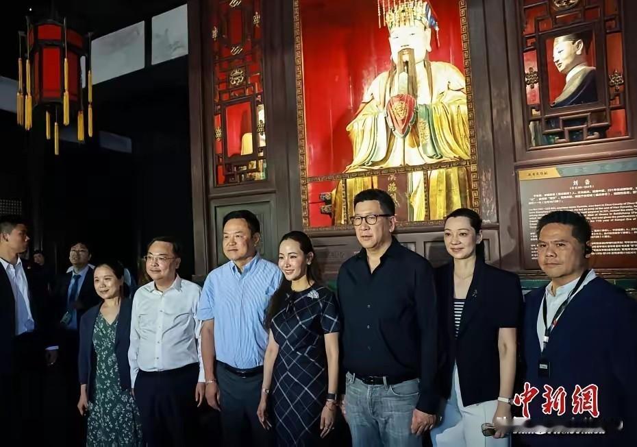 泰国总理阿努廷访华，先后去了上海，成都，北京，特别是在成都，到访宽窄巷子参观，到