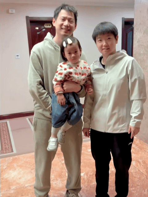 谁不想和莎莎合影呢？[笑着哭]合了影还要喜滋滋地晒出来让人羡慕。这不，前乒乓国