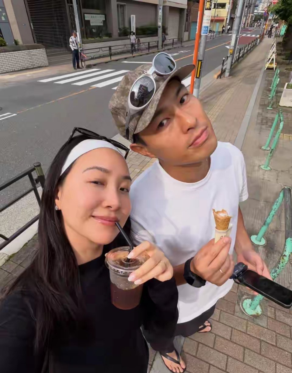 杨祐宁晒1岁儿子庆生照，Eli坐爸爸肩头对镜头笑​​​
