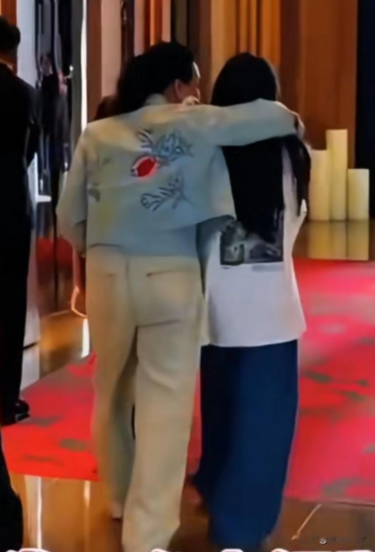 两个孩子跟汪小菲一个模子刻出来的，还看到了提笼架鸟的汪大爷，小梅没出来，看来准备