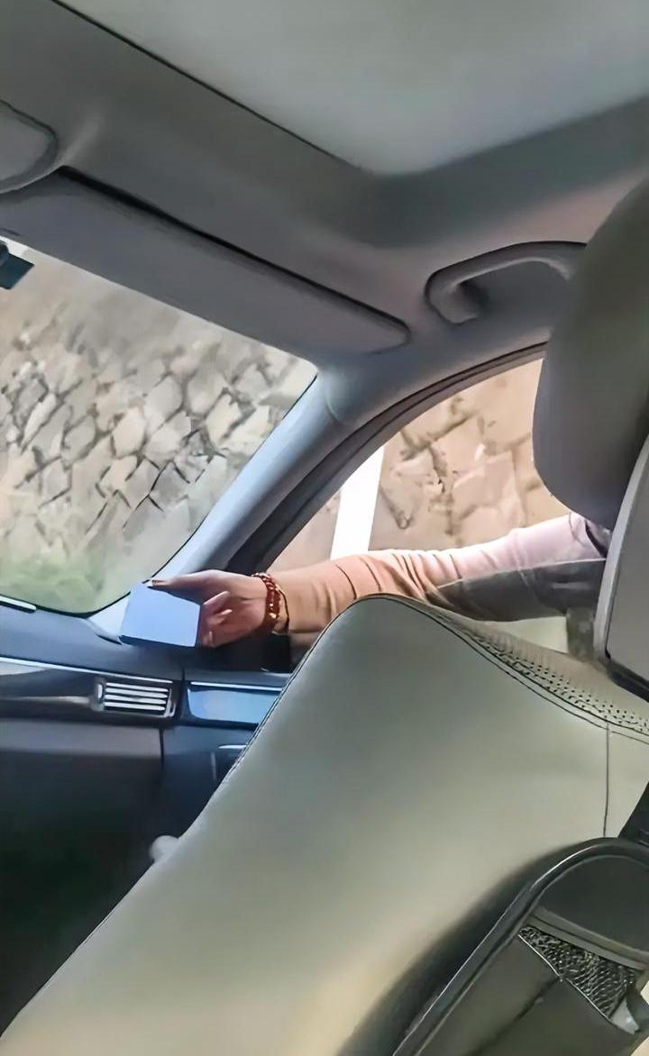 谁出门手机没电了兜里还揣个收款码？大妈这骗人技术也太落后了网友在路上遇到行