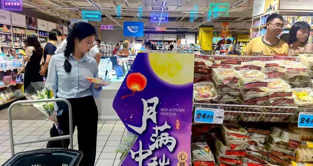 怪不得月饼不好卖了马上就要中秋节了，超市里面的月饼柜台却很冷清，买的人更是少之