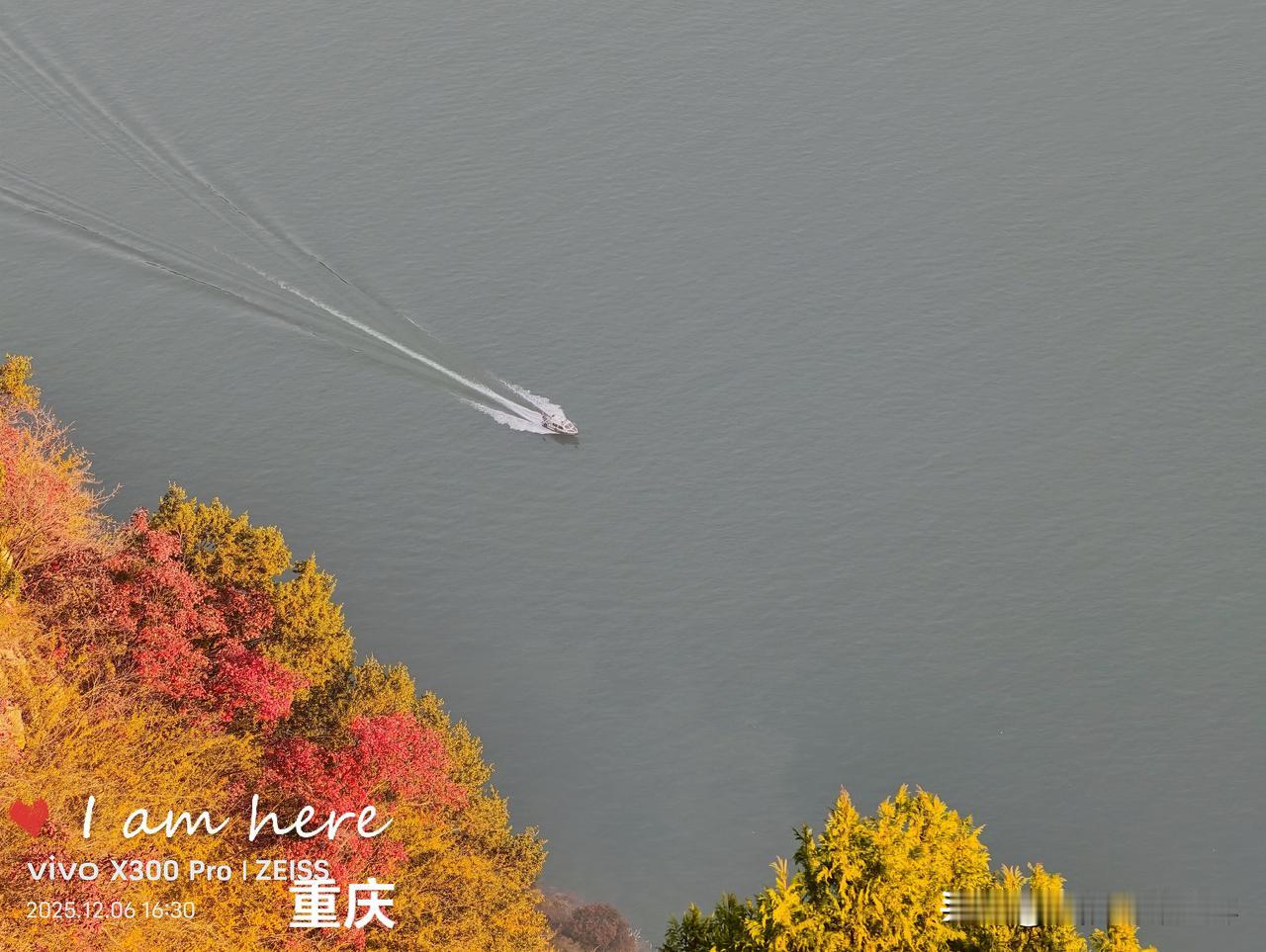 重庆三峡龙脊的红叶，真是冬日里的一场视觉盛宴。巫峡全长40多公里，峡长谷深、奇峰
