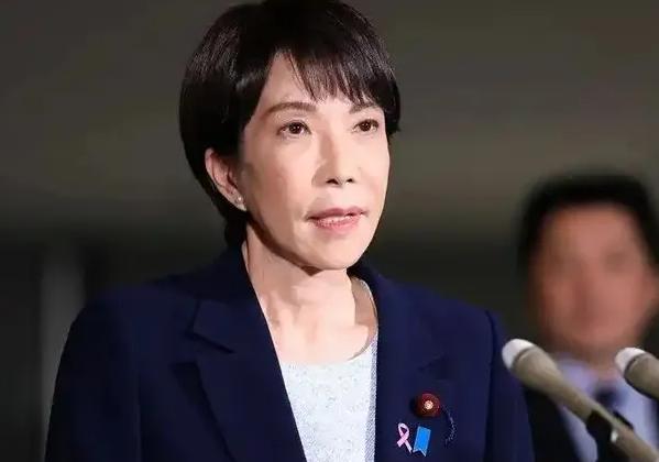 太离谱了，日本首相寂寞到跟蟑螂交朋友，海外媒体争相报道，日本人这回丢脸丢大了。