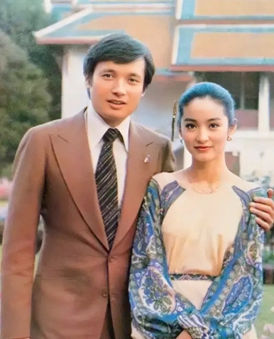 1979年，31的秦祥林和25岁的林青霞在泰国的合影，秦祥林西装革履，英俊帅气，