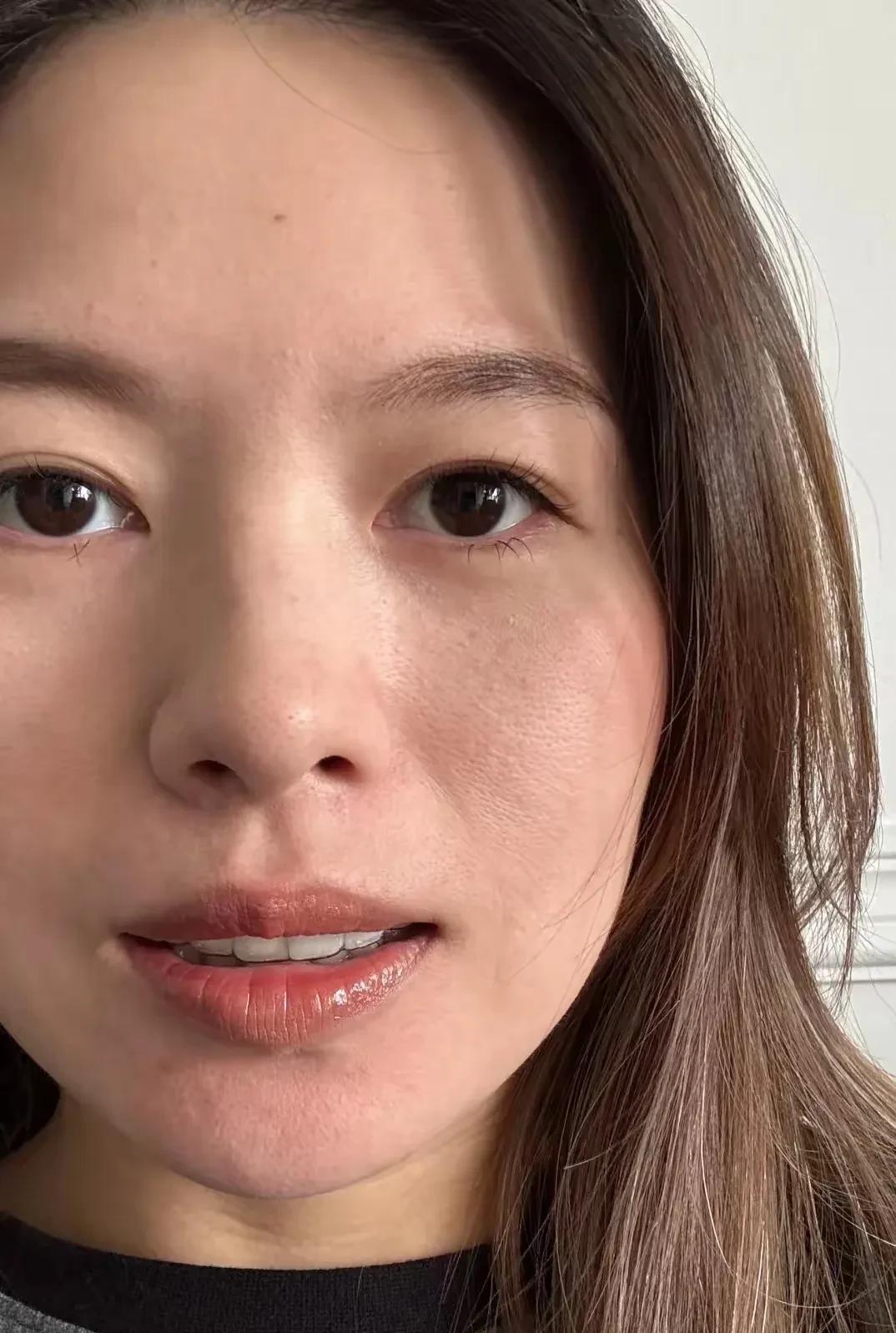 敢这么拍照的女人真不多—纯素颜，就图个真实，连皮肤的纹路都看得清清楚楚。这样的，