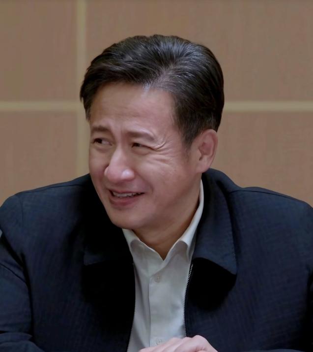 演员张国强说：片酬谈崩那晚于震摔门走了，导演康洪雷盯着空荡荡的排练厅，抄起手机就