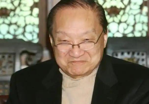 1963年，金庸要去欧洲出差，就让倪匡帮忙写《天龙八部》，更新一章50元。结果一