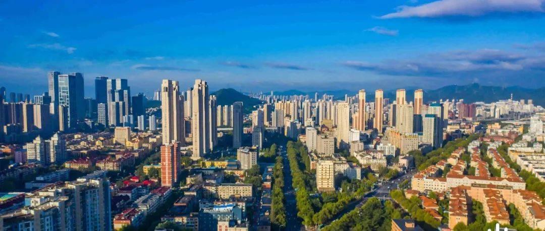 纽约时报称，“中国人生活在一种奇怪的悖论中，在国际上中国看似强大，不过在国内，人