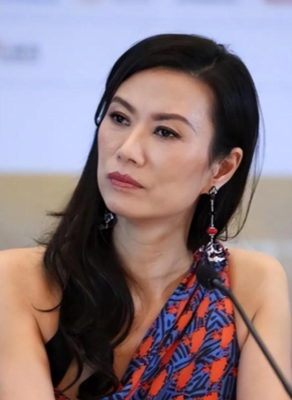 邓文迪棋高一着！给俩女儿合法身份，能分默多克家产邓文迪的做法确实清醒
