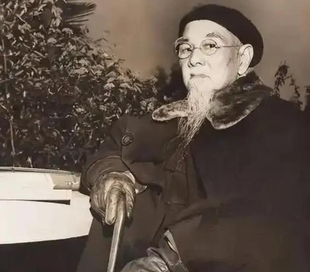 1936年，蒋介石西安脱险后，在南京下飞机，何应钦第一个上去迎接，谁知蒋介石却绕