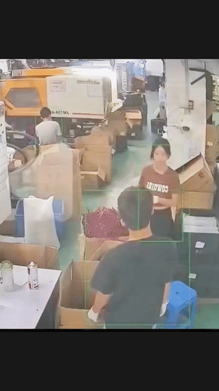 这样主动的女孩真是很少见啊？工厂新来了一个小帅哥，女孩第一眼就看上了他？她还