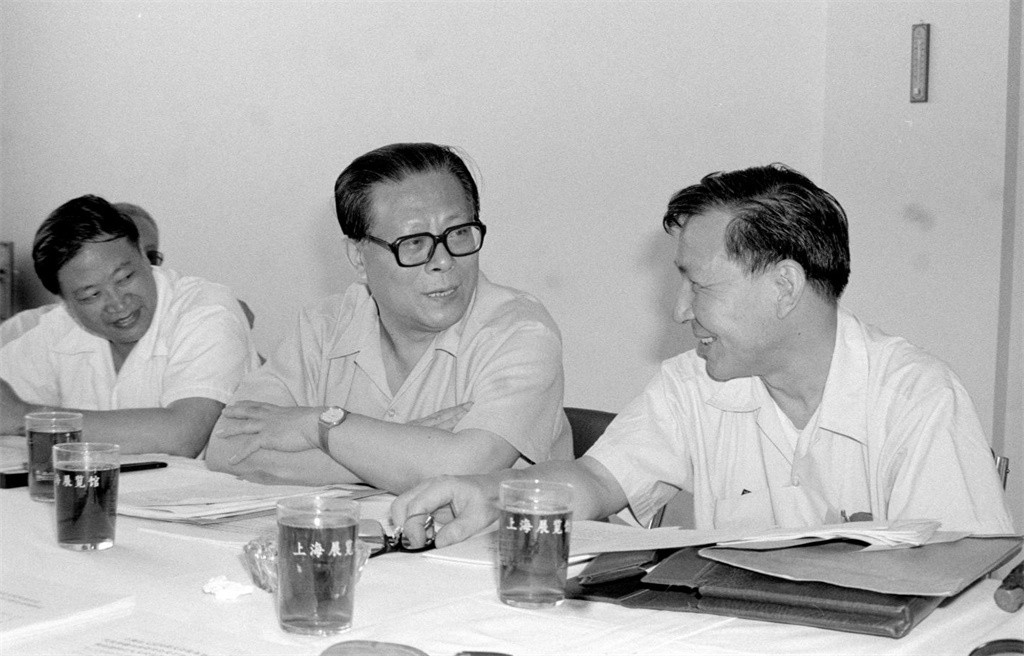 1986年10月，六位上海市人大代表，联名给市长江同志写信，要求约见。人大代表要