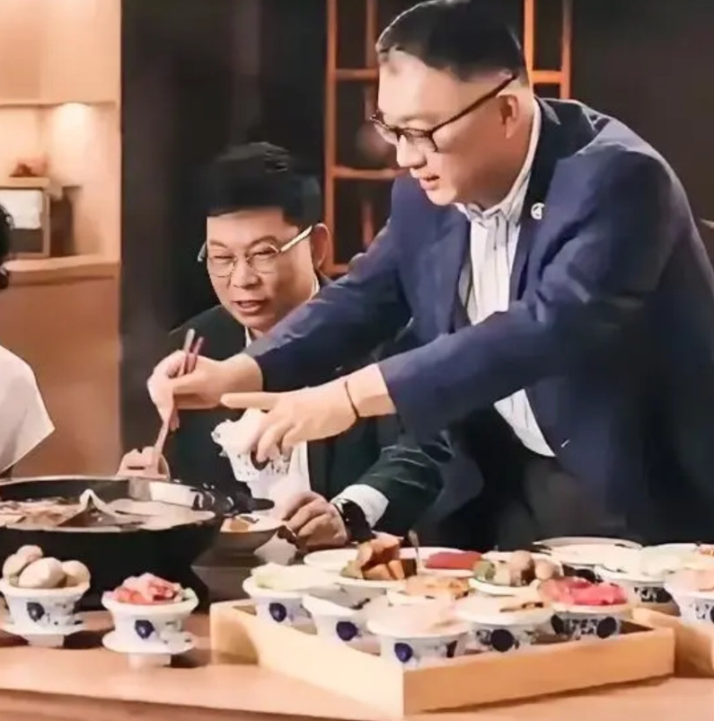 我有种预感，上汽这次押注华为，真要摸对门路了。不是靠领导敬酒夹菜，也不是光说