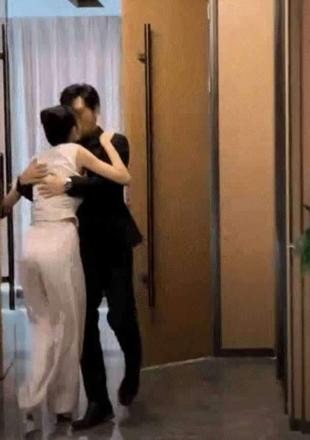 明星为了拍亲吻戏，也真是拼了！戏里生情，这让人有些相信了！