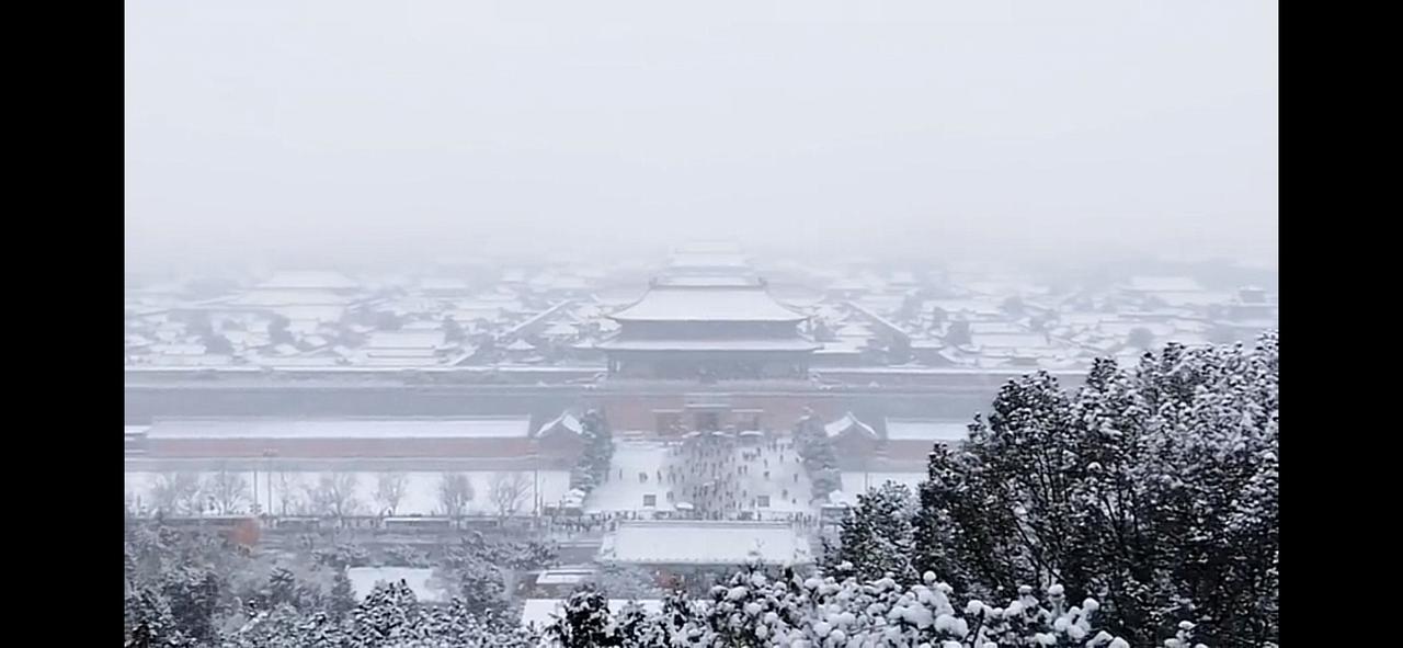 京城雪韵：一场与冬日的浪漫邂逅当凛冽的寒风裹挟着晶莹的雪花，轻盈地飘落在北京