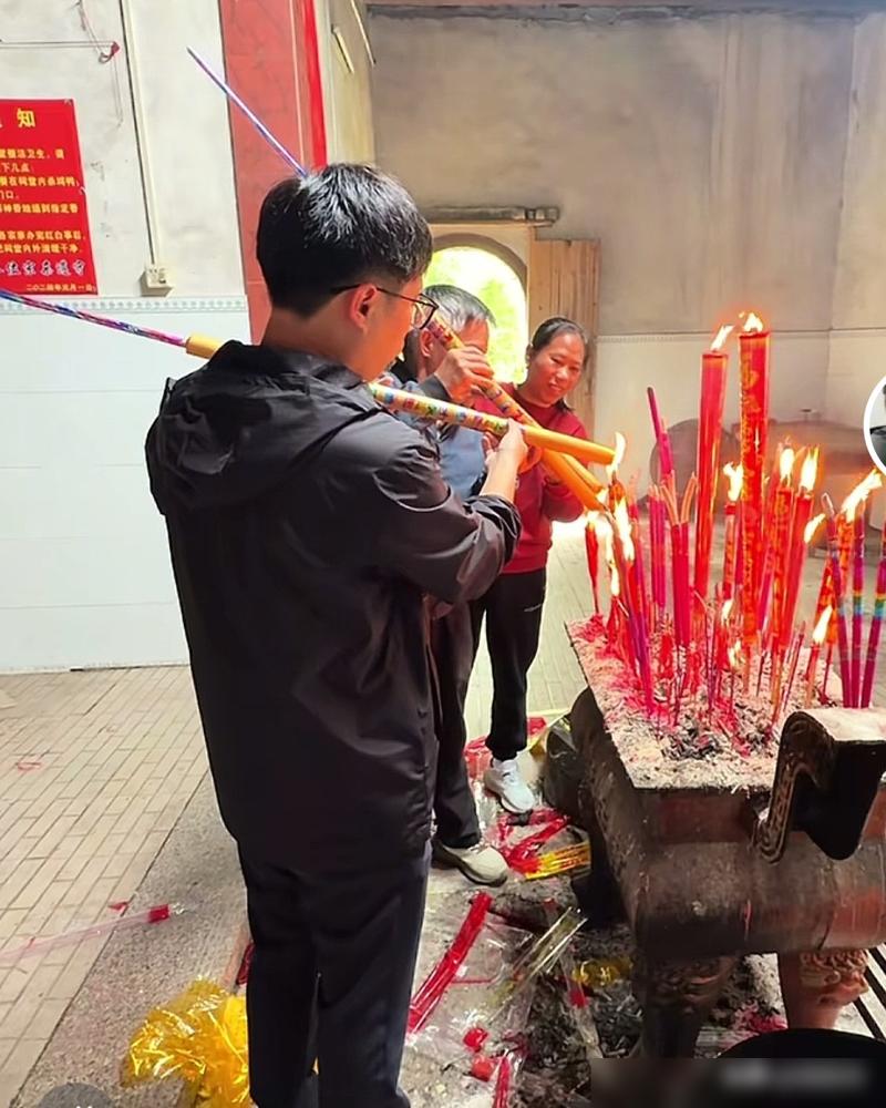 寻亲圈最硬的“反骨仔”，是那个不爱笑的梁志辉。别被那些抱头痛哭的滤镜骗了，我